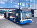 Flughafen BER am 20. August 2020, vor dem Gate B24 steht ein Mercedes Bus zur Weiterfahrt der Passagiere.