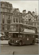 Als S/W Version: Ein schner alter Londoner Bus in der Britischen Hauptstadt.