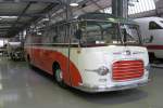 Im Verkehrs Museum in Mnchen an der Theresienwiese stand am 10.5.1998  dieser Setra S 7 Reisebus.