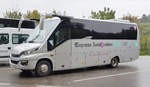 iveco-irisbus/679457/iveco-von-express-sundgoviens-aus-frankreich Iveco von Express SundGoviens aus Frankreich steht im Oktober 2019 am Rheinfall