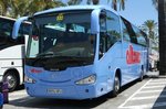 iveco-irisbus-irizar/500077/ein-fuer-alltours-eingesetzter-reisebus-wartet ein fr 'alltours' eingesetzter Reisebus wartet auf ankommende Gste am Airport Palma / Mallorca im Juni 2016