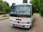 Mercedes Medio von Frenzel´s Reisen aus Deutschland in Harzgerode am 21. Mai 2017  ttig fr die HSB als Schienenersatzverkehr an der Haltestelle Alexisbad.