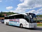 Mercedes Tourismo von Uniworld  Reisen aus Ungarn im Juni 2015 in Krems gesehen.