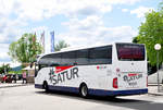 Mercedes Tourismo von Satur Reisen aus der SK in Krems gesehen.