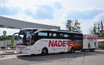 Mercedes Tourismo von Naderer Reisen mit Radanhnger in Krems.