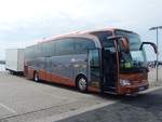 Mercedes Travego von Holtkamp-Busreisen aus Deutschland mit Anhänger im Stadthafen Sassnitz.