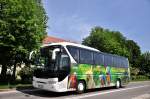 Neoplan Tourliner/470490/neoplan-tourliner-von-ara-bus-aus-der Neoplan Tourliner von ARA-Bus aus der CZ im Mai 2015 in Krems unterwegs.