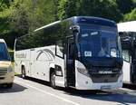 Scania Touring/781334/scania-von-pastuszak-aus-polen-steht Scania von PASTUSZAK aus Polen steht auf dem Busplatz am Knigsee im Juli 2022