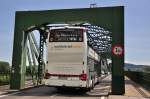 Setra 300er Serie von Waldviertelreisen RIEDER aus Niederösterreich bei der Anfahrt auf die  Mautener Brücke ,Autobrücke zwischen Krems und Mautern/Donau,wobei es gleich sehr eng werden wird.Mai 2015.