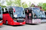2 Busse von Neubauer Reisen aus sterreich,links ein Setra 516 HDH und rechts ein Van Hool T917 Astron,in Krems gesehen.