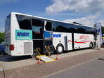 Van Hool T9xx/775329/van-hool-bus-vom-sozialverband-vdk-steht van Hool-Bus vom Sozialverband VDK steht beim Centmarkt in Hofbieber im Mai 2022