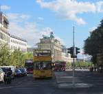 MAN SD 202 auf einer Sightseeing-Tour in Berlin am 13.8.2012. Gerade hat er das im Hintergrund zu erkennende Brandenburger Tor verlassen.