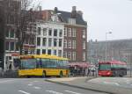EBS Bus 5036 und EBS R-Net Bus 4036 Scania Omnilink Baujahr 2011. Prins Hendrikkade, Amsterdam 10-04-2013.
