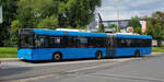 Solaris Urbino/750312/solaris-gelenkbus-der-kasseler-verkehrsgesellschaft-steht-im Solaris-Gelenkbus der Kasseler Verkehrsgesellschaft steht im August 2021 an einer Haltestelle