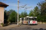 Ganz vorsichtig fuhr der Fahrer dieses ZIU 9 O-Bus um die neunzig Grad
Kurve, um nicht die Stromfhrung zu verlieren. Gesehen und aufgenommen
am 5.5.2013 in der bulgarischen Stadt Pernik.