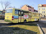 Seitenansicht eines SOR BN 12 von Autobusy Karlovy Vary am Busbahnhof vor dem Bahnhof Cheb (Eger) am 15 Februar 2019.
