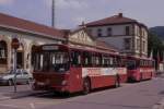 Am 10.8.1989 gab es noch die dunkelroten Bahnbusse in Deutschland.
Hier warten zwei Mercedes Busse vor dem Bahnhof Eberbach am Neckar.
