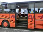 Der mit einem Rollstuhllift ausgerstete Mitteleinstieg des Setra S 319 UL-GT von Nagl-Reisen aus Moosen/Vils bei Taufkirchen/Vils.