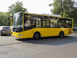 Anfahrt eines Bus des Herstellers Otokar Vectio an der Endhaltestelle auf der Linie 363 der BVG in Berlin.