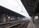 Osnabrück Hauptbahnhof am Sonntag den 10 März 2024:
Da kommt das Objekt der Begierde (wobei ich hatte es erst kurzzuvor erfahren), die DB 101 001-6 „RHEINGOLD“ (91 80 6101 001-6 D-DB) vom DB Museum Koblenz (BSW—Freizeitgruppe) mit dem 1. Klasse-Sonderzug AKE RHEINGOLD der AKE-Eisenbahntouristik (wie dem legendären TEE – TransEuropExpress), vom 10 - 14 März 2024 von Koblenz via Hamburg, Bremen, Husum und Westerland auf Sylt nach List auf Sylt. Wobei die 101er nicht ohne Dieselhilfe nach Sylt kommt, da die Marschbahn nur bis Itzehoe elektrifiziert ist.

Zuvor war die Einfahrt auf Gleis 2 angekündigt und angezeigt, so wählte ich als Fotostandort Gleis 1, was mir auch passte da wir gleichdrauf vom tieferliegendem Gleis 14 weiter nach Wilhelmshaven wollten. Aber als der Zug einfuhr wurde dann angesagt, „der Zug fährt abweichend auf Gleis 3 am gleichen Bahnsteig gegenüber ein“, so war mir ein Standort nicht mehr möglich bzw. war mit zu unsicher. Ich konnte aber noch einige Bilder von den Wagen und dem abfahrenden Zug als Nachschuss machen. 
