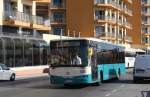Inzwischen sind die alten Busse auf Malta fast vollständig verschwunden. Im Liniendienst, den Arriva betreibt, werden chinesische KingLong Busse eingesetzt.
KingLong XMQ6127J ist hier am 12.5.2014 auf der Küstenstraße in Qawra nach La Valetta unterwegs.