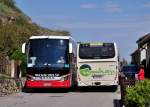 Links der Setra 515 HD von Blaguss Reisen aus Wien und rechts ein Irisbus Iveco der Wachauline hier bei einer Engstelle in Unterloiben bei Krems am 24.4.2014 .