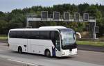 MAN LIONs Coach aus Polen am 26.9.2013 beim Airport FRA/Main auf der A5 unterwegs.