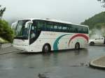 Alle/298632/unbekannter-reisebus-des-unternehmens-varela-wartet unbekannter Reisebus des Unternehmens VARELA wartet auf die Fahrgste an einem Aussichtspunkt auf Sao Miguel, Azoren; Juli 2013