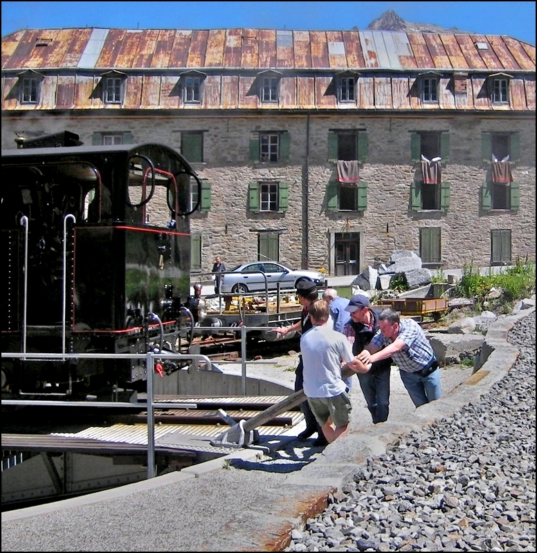 - 2007 in Gletsch - In Anlehnung an das Bild von Hans-Gerd Seeliger, habe ich mein Bild der damaligen Szene an der Drehscheibe noch mal bearbeitet: Die Fahrgste (u.a. der Bruder von Hans-Gerd und Hans) helfen die blockierte Drehscheibe wieder in Gang zu bringen. 01.08.2007 (Jeanny)