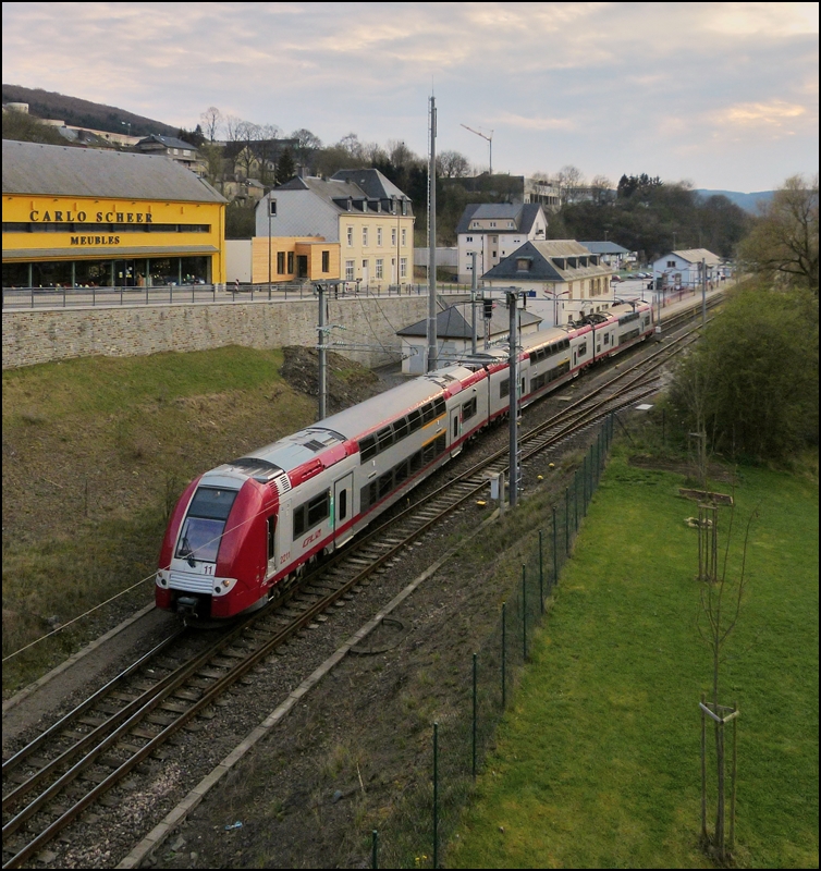 . Abendstimnung in Wiltz - Die Computermaus Z 2211 velsst als RB 3244 Wiltz - Luxembourg den Bahnhof von Wiltz und beginnt seine abendliche Fahrt nach Luxemburg Stadt. 13.04.2013 (Jeanny)