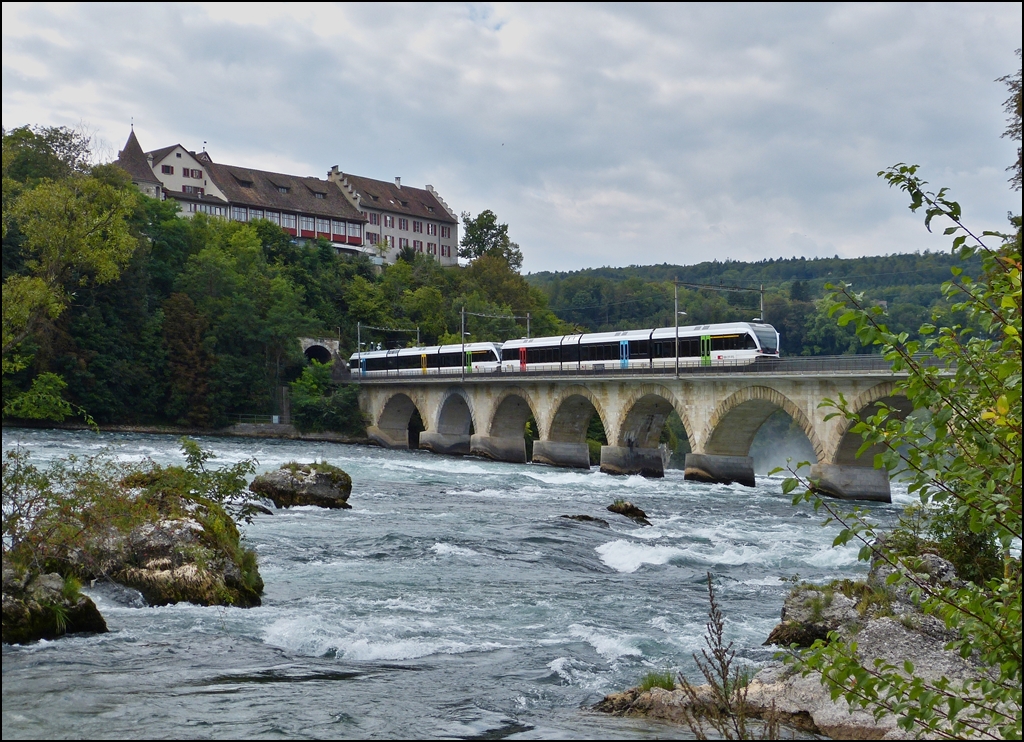 - Am Rheinfall - Whrend man oben im Schloss Laufen die Ritterrstung holen kann, fhrt unten ein Thurbo Doppeleinheit GTW RABe 526 ber den Rheinfall in Richtung Winterthur. 13.09.2012 (Jeanny)