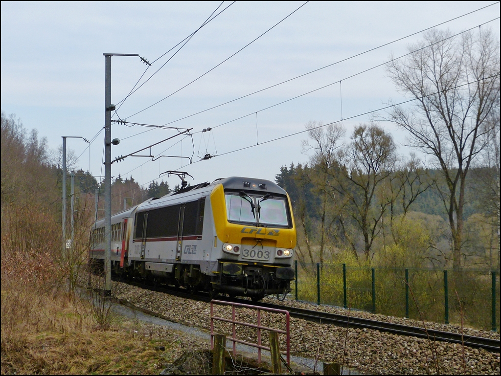 - Auf der Suche nach neuen Fotostellen - Auf der Strecke der ehemaligen Vennbahn entsteht zur Zeit ein Fahrradweg, welcher von Troisvierges (L) nach St Vith (B) fhren soll. Hinter dem Tunnel Ulflingen liefen einst die Strecke nach Gouvy und die Vennbahn auf einem kurzen Stck parallel, sodass sich die Mglichkeit ergibt den Verkehr auf dem eingleisigen Abschnitt kurz vor Troisvierges zu beobachten. Am 29.03.2012 war aber kurz hinter dem Tunnel Ulflingen Schluss, der Fahrradweg endete vorlufig hier und so konnte der IR 113 Liers - Luxembourg kurz vor dem Erreichen des Bahnhofs Troisvierges fotografiert werden. (Jeanny)