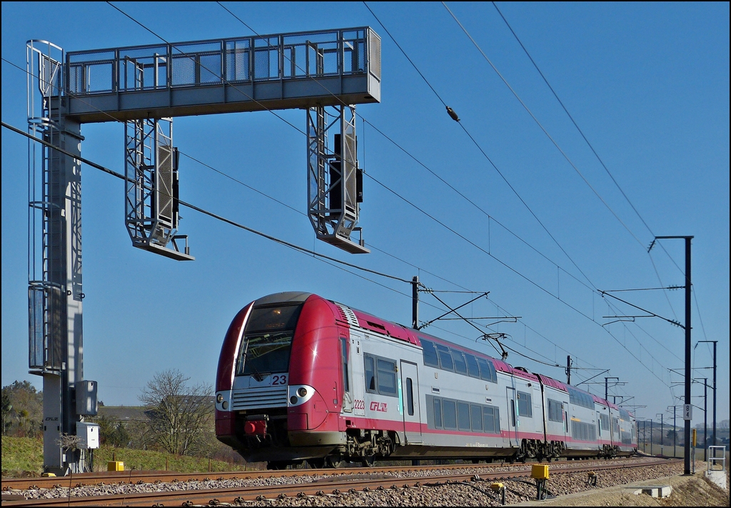 . Bei herrlichem Frhlingswetter haben wir heute einen Ausflug in den tiefsten Sden des Groherzogtums gemacht und die Strecke Luxembourg - Ptange (Ligne 70) besucht, die vor Kurzem zweigleisig ausgebaut wurde. In Dippach konnte ich den Triebzug Z 2223 bildlich festhalten, der als RE 86556 von Luxemburg Stadt nach Longwy (F) unterwegs war. 04.03.2013 (Jeanny)