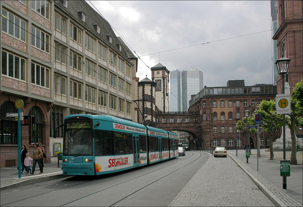 . Da sich die Wagen vom Typ R nicht so bewhrt hatten, wurde in der Folge ein anderer Fahrzeugtyp beschafft. Hier fhrt ein Wagen vom Typ S ((NGTW Flexity Classic) auf der Linie 11 durch die Frankfurter Innenstadt. 01.06.2006 (Matthias)