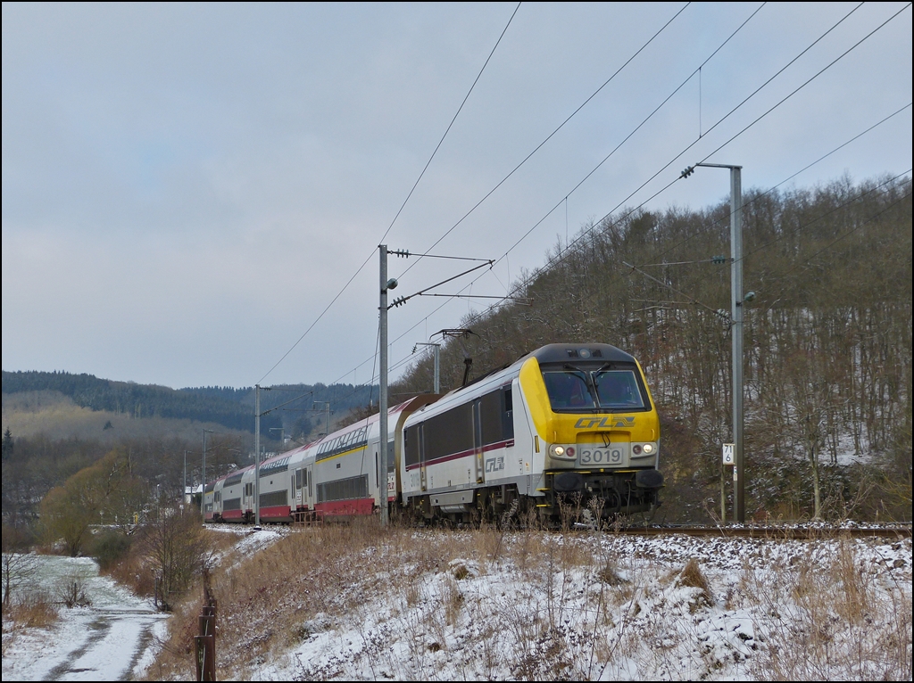 - Der Hauch von Schnee bildlich festgehalten - Am 14.01.2013 braust der IR 3737 Troisvierges - Luxembourg durch das leicht verschneite Drauffelt und zu meiner berraschung wurde der Zug nicht von einer 4000er, sondern von der 3019 gezogen. (Jeanny)