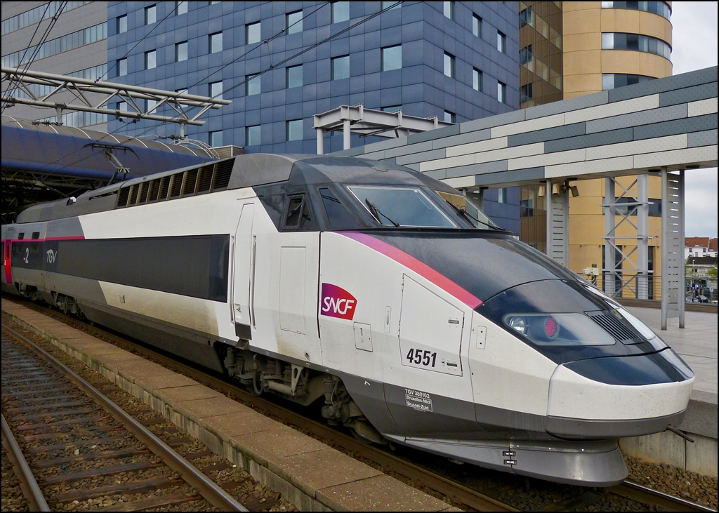 . Der TGV Rseau 4551 im neuen Carmillon Design wartet auf einen zweiten Zug zwecks Ankuppeln in Bruxelles Midi. (Hans)

Carmillon ist ein zusammengesetztes Wort und besteht aus den Wrtern  carmin  (karminrot) und vermillon (leuchtend rot). Diese Farben sind an dem Streifen an der Front deutlich erkennbar und sie ziehen sich auch an den Seiten ber den ganzen Zug.  