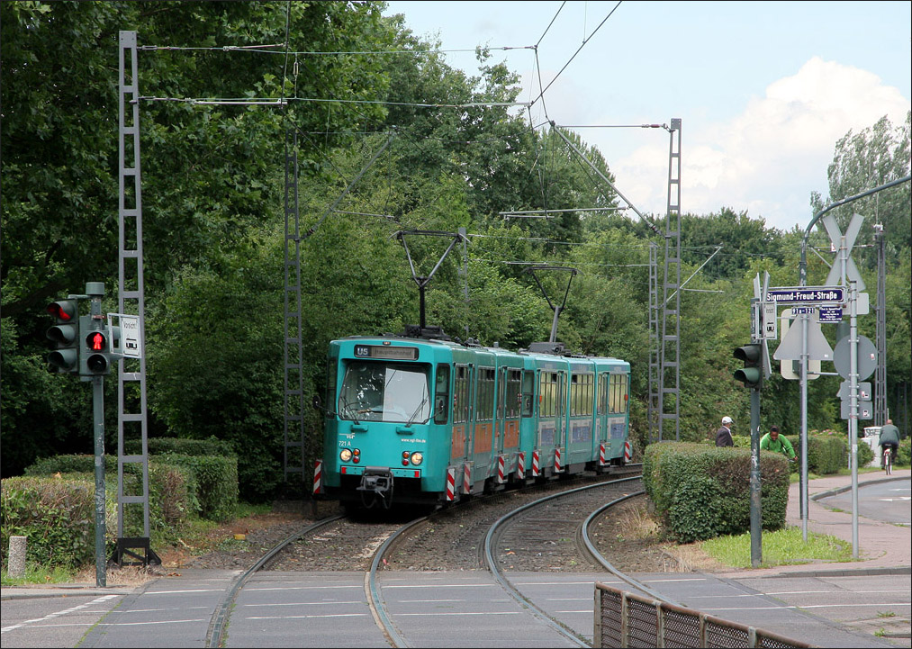 . Die Baureihe P (fr die Straenbahn) und Pt (fr die Stadtbahn) in Frankfurt wurde zwischen 1972 und 1978 von DUEWAG gebaut. Hier eine an den Klapptrittstufen verbreiterte Version (Typ Ptb) auf der Linie U5 kurz vor der Haltestelle  Sigmund-Freud-Strae . Die Linie U5 ist im oberirdischen Bereich nach wie vor eine Straenbahn, im Tunnel muss aber an Hochbahnsteigen gehalten werden, daher die Hochflurfahrzeuge mit Klapptrittstufen. 12.07.2012 (Matthias)