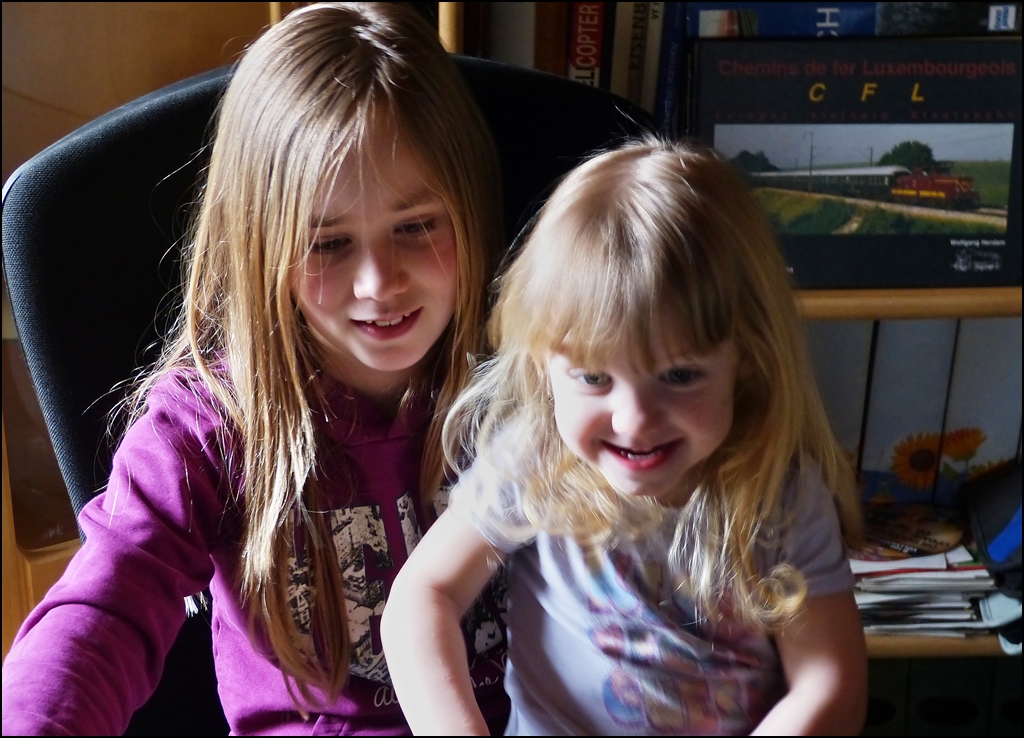 . Die Begeisterung ist gro� - Zo� und Kiara beim Bahnbilder Anschauen auf Opas Laptop. 

F�r Stefan d�rfte der Hintergrund wohl wieder interessanter sein ;-) 30.03.2013 (Hans)