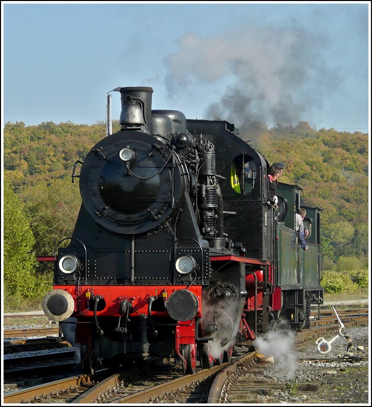 . Die Dampflok 158  Elna  (BJ 1940) wurde von der Firma Henschel aus Kassel gebaut und hat ein bewegtes Leben hinter sich. Von 1940-1954 war sie bei der Teutoburger Waldbahn, von 1954-1972 in Kaldenkirchen-Brggen, von 1972-1990 in den Niederlanden (Goes-Borsele), bevor sie 1990 zum Museumsverein CFV3V kam. Am 27.09.2009 fuhr sie mit den beiden Tubize (SA 03 Tubize 2002 und AD 05 Tubize 2007) durch den Bahnhof von Mariembourg. (Jeanny)
