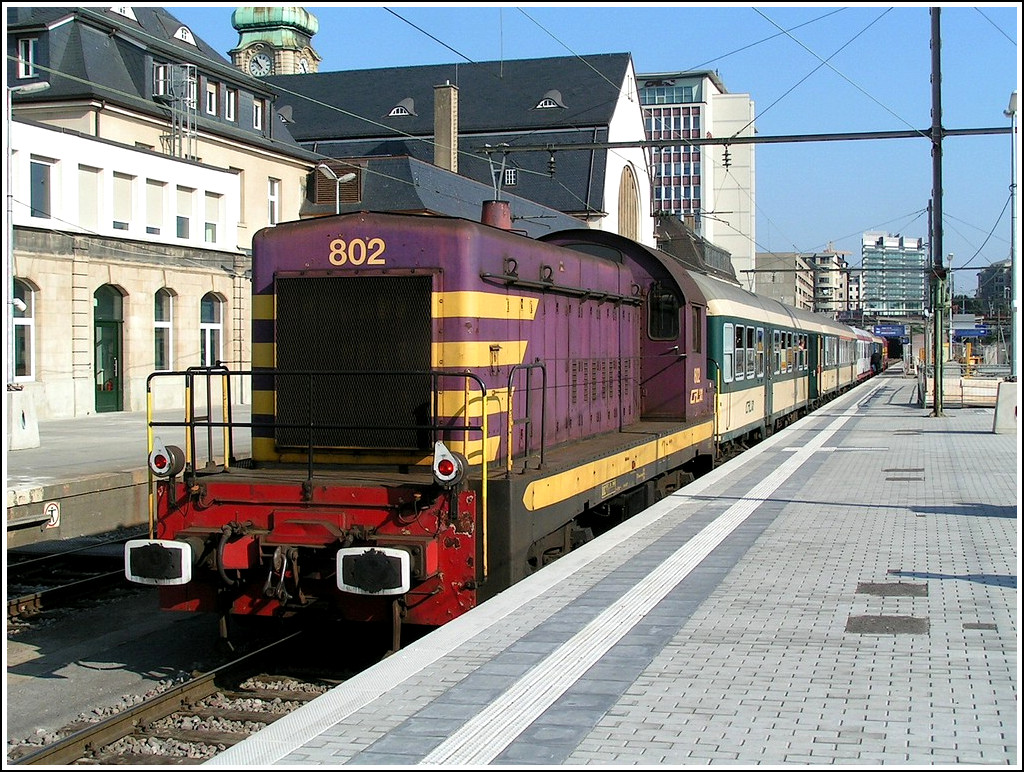 . Die Diesellok 802 steht am Ende eines Sonderzuges am 23.09.2007 im Bahnhof von Luxemburg Stadt anlsslich der Veranstaltung  Classic Transport Day . (Hans)

Die CFL Baureihe 800 ist an den General Motors Exporttyp G8 angelehnt und ist die interessanteste, weil in Europa einzigartige Diesellokbaureihe. Vorbild der Exportlok war eine in den vierziger Jahren in den USA entwickelte Rangierlok mit 750 PS-Motorleistung. AFB (Anglo-Franco-Belge des Ateliers de la Croyre) war der einzige Lizenznehmer fr die US-Lok in Europa und lieferte 1954 mit der Fabriknummer 114-119 sechs Lokomotiven an die CFL aus. 

Die robusten Maschinen bewhrten sich im schweren Rangierdienst in Esch/Belval und Bettembourg. Sie waren auch im Raum Luxembourg im Verschub zu beobachten. Die 802 knnte noch immer in Betrieb sein, die 806 ist in Belgien beim Museumsverein PFT/TSP und die 804 wird als Museumslok in Luxemburg restauriert. 