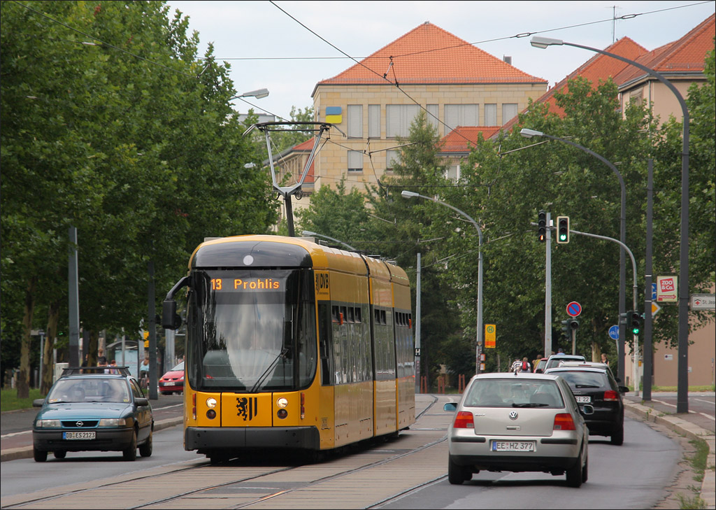 . Die Dresdener Version des Flexity Classic von Bombardier hat ein eigenstndiges Design. Hier ein dreiteiliges Fahrzeug (NGTD8DD) auf der Linie 13 in der Gntzstrae. 05.08.2009 (Matthias)