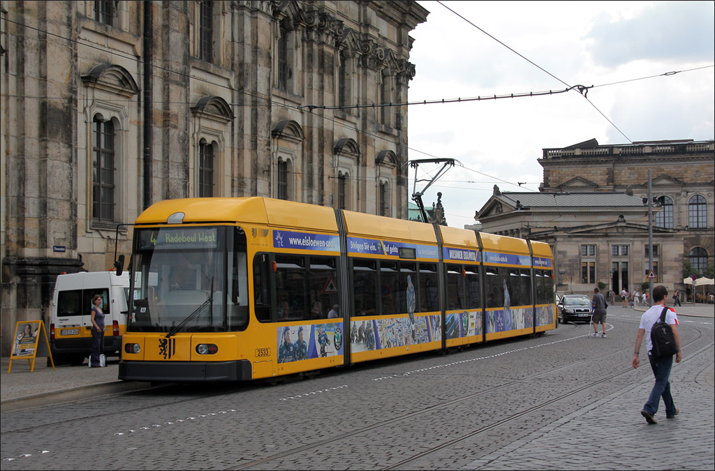 . Diese Straenbahn vom Typ NGT6DD gehrt zur ersten Niederflurstraenbahn in Dresden. Hier die sechsachsige Version. Dresden, Theaterplatz, 07.08.2009 (Matthias)