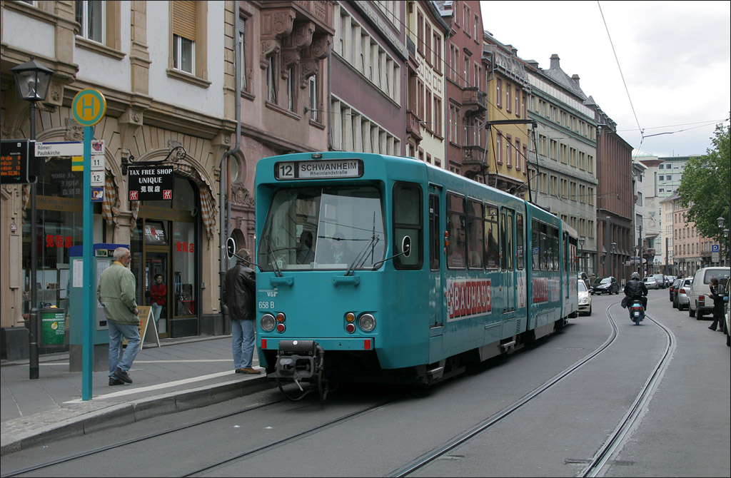 . Ein Pt-Triebwagen im Straenbahn-Einsatz auf der Linie 12 an der Haltestelle  Rmer / Paulskirche  in der Frankfurter Innenstadt. 01.06.2006 (Matthias)