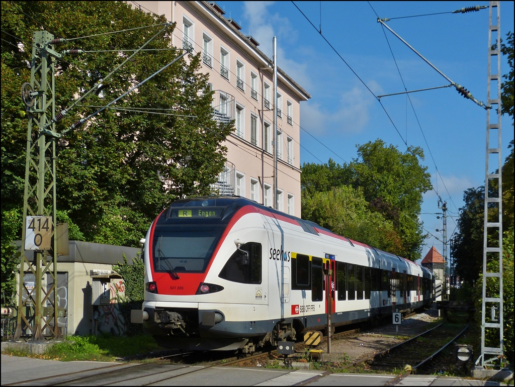 - Ein Sommerbild aus Konstanz - Der Seehas RABe 521 205 nach Engen hat soeben den B Fischmarkt (km 414,0) passiert und fhrt in Richtung Rheintorturm und Rheinbrcke. 13.09.2012 (Hans)