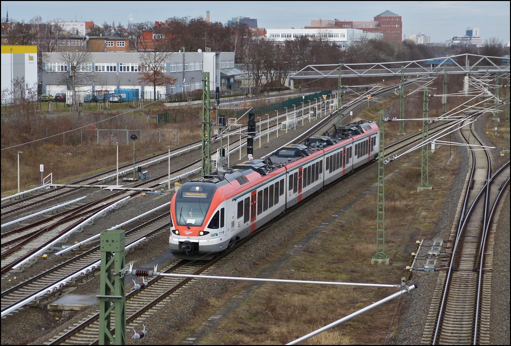 - Ein VIAS Flirt auf Abwegen - Der VIAS Flirt N 404 (428 138-2) fhrt am 29.12.2012 im Auftrag der ODEG (Ostdeutsche Eisenbahn Gesellschaft GmbH) als RE 4 (RE 37317) von Rathenow nach Ludwigsfelde in den Bahnhof Berlin Sdkreuz ein. (Jeanny)