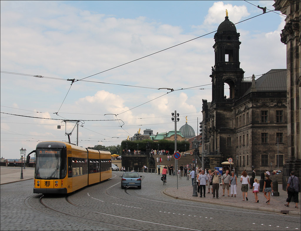 . Eine NGTD8DD-Straenbahn beim Theaterplatz in Dresden. 07.08.2009 (Matthias)