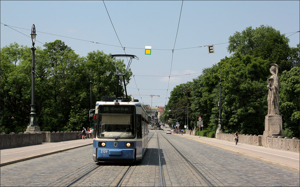 . Eine Straenbahn vom Typ R.2.2 - GT6N in Mnchen auf der Maximiliansbrcke. 17.06.2012 (Matthias)