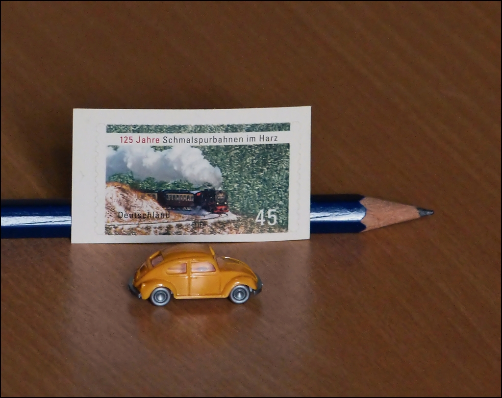 . Gr��envergleich  - Unser kleinstes Modell, ein VW K�fer im Ma�stab 1:160, ist gerade mal 2 cm lang und posiert zusammen mit einer Briefmarke auf unserem Salontisch. 31.03.2013 (Jeanny)
