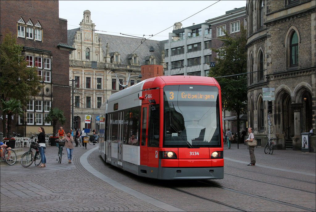 . GT8N-1 Flexity Classic in der Innenstadt von Bremen kurz vor der Haltestelle Opernstrae. 24.08.2012 (Matthias)