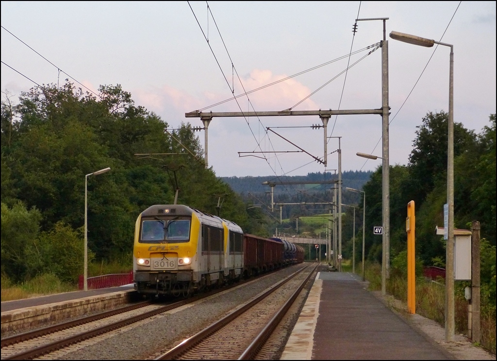 - Gterverkehr auf der Nordstrecke - Nach einer Abstinenz von 7 Jahren, fhrt wieder an den Wochentagen ein Gterzug auf der luxemburgischen Nordstrecke. Es handelt sich um einen Kohlezug von Born (NL) nach Sibelin in der Nhe von Lyon (F). Zwischen Vis (B) und Hagondange (F) wird er von 2 CFL 3000er im Dienste der CFL Cargo gezogen. Pnktlich zum Sonnenuntergang am 21.08.2012 warem es die 3016 und die 3011, die den leeren Zug durch Wilwerwiltz schleppten. (Jeanny)